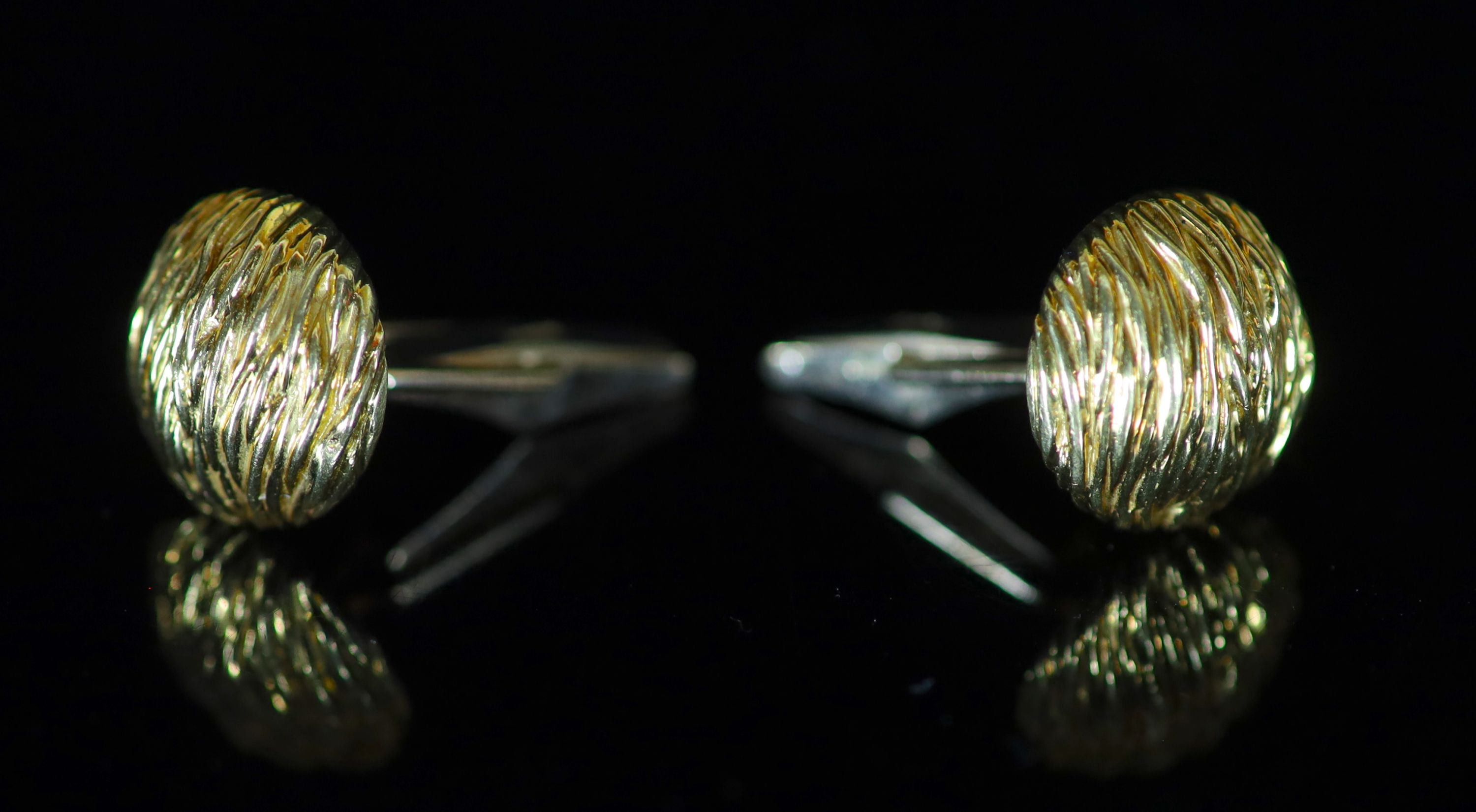 A modern pair of Kutchinsky 18ct gold cufflinks